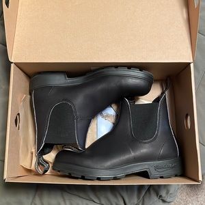 Women’s black blundstone boots